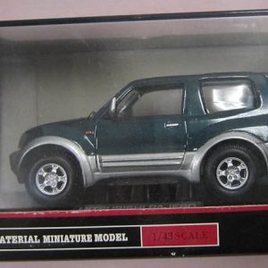 vieille jeep courte verte