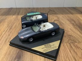 vieille voiture anglaise cabriolet grise