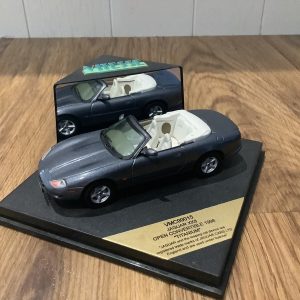 vieille voiture anglaise cabriolet grise