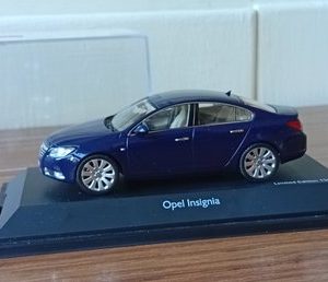 vieille voiture berline bleu allemande