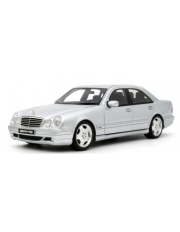 vieille voiture de sport berline grise