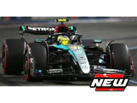 voiture de course noire et grise formule 1