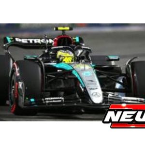 voiture de course noire et grise formule 1