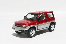 vieille jeep rouge et grise