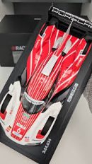 voiture de course rouge et blanche