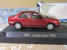 vieille voiture italienne rouge