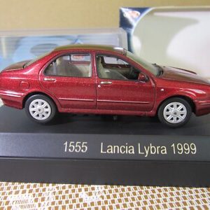 vieille voiture italienne rouge