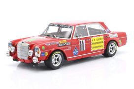 vieille voiture de course rouge