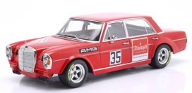 vieille voiture de course rouge