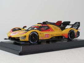 voiture de course jaune italienne