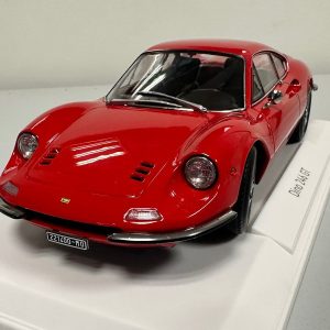 vieille voiture italienne de sport coupe rouge