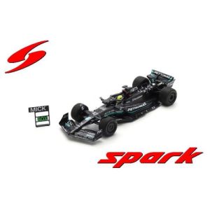 voiture de course noire formule 1