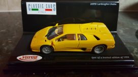 voiture de sport coupe jaune italienne