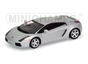 vieille voiture de sport italienne coupe grise