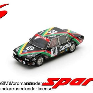 vieille voiture de course noire et verte