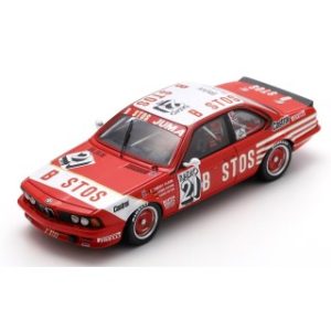 vieille voiture de course rouge et blanc