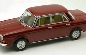 vieille voiture italienne berline bordeaux