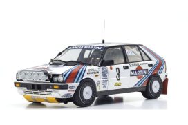 vieille voiture de rallye blanche
