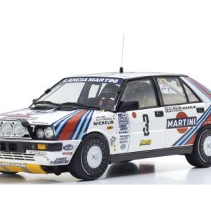 vieille voiture de rallye blanche