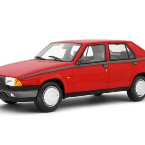 vieille voiture italienne rouge