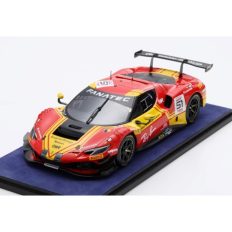 voiture de course rouge et jaune