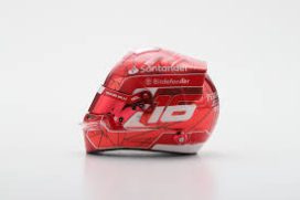 casque rouge de pilote de formule 1