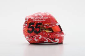 casque de pilote de formule 1 rouge