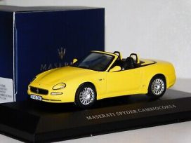 vieille voiture de sport italienne jaune cabriolet