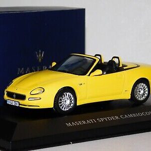 vieille voiture de sport italienne jaune cabriolet