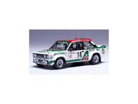 vieille voiture de rallye blanche et verte