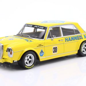 vieille voiture de course jaune