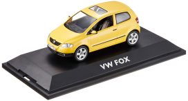 vieille petite voiture jaune