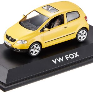 vieille petite voiture jaune