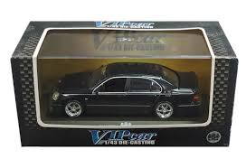 vieille voiture chinoise noire