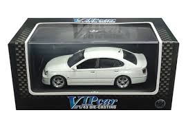 vieille voiture chinoise blanche