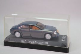 vieille voiture italienne grise