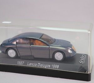 vieille voiture italienne grise