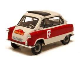 vieille voiture de course blanche et rouge