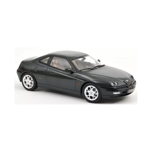 voiture italienne de sport coupe verte