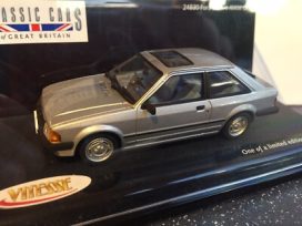 vieille voiture berline grise