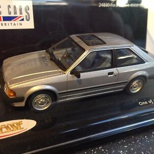 vieille voiture berline grise