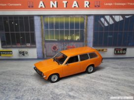 vieille voiture break orange