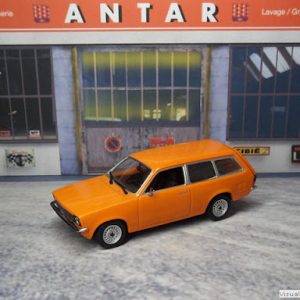 vieille voiture break orange