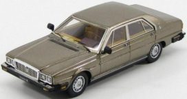 vieille voiture italienne 4 porte brune