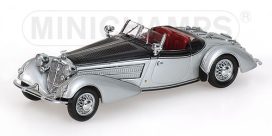 vieille voiture grise et noire