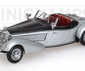 vieille voiture grise et noire