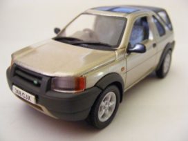 vieille voiture jeep grise