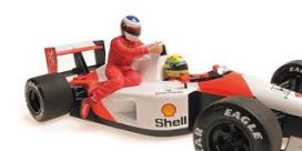 vieille voiture de course formule 1 blanche et orange avec figurine