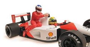 vieille voiture de course formule 1 blanche et orange avec figurine