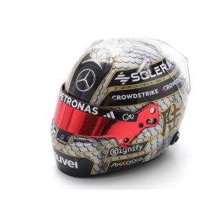 casque noir de pilote de course de formule 1